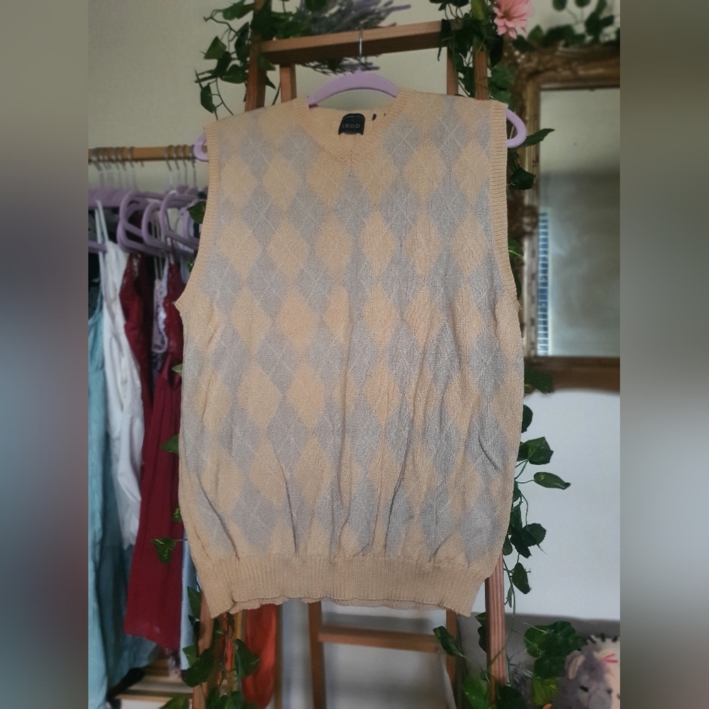 Izod pale yellow argyle sweater vest